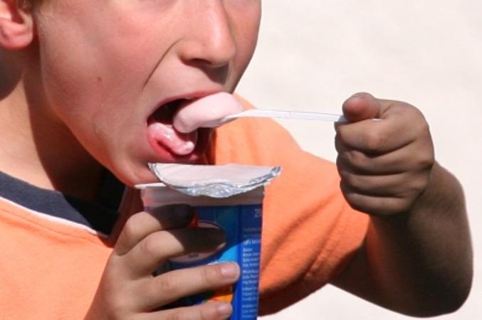 Kind isst Joghurt